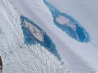Proč krásná, modrá jezera na východě Antarktidy nahánějí vědcům strach