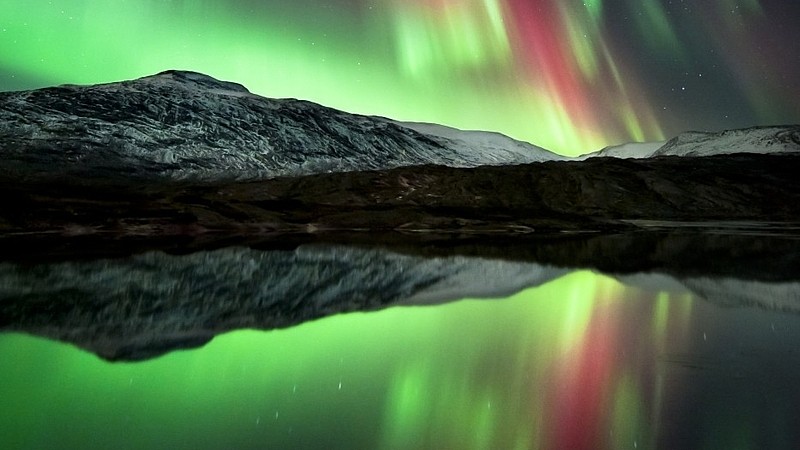 Dechberoucí snímky polární záře nad Norskem