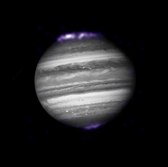 Snímek planety Jupiter, která na pólech má zvláštní záři