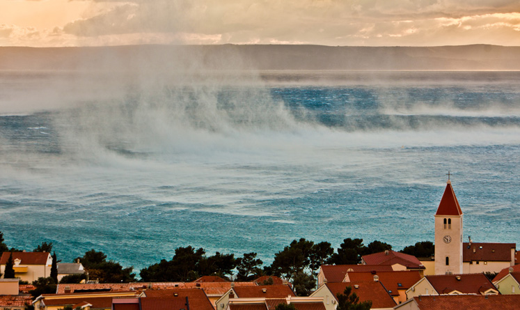 Silný a padavý vítr bóra na Chorvatském pobřeží