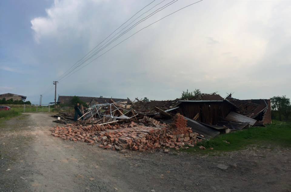 Zničená stodola po následcích tornáda