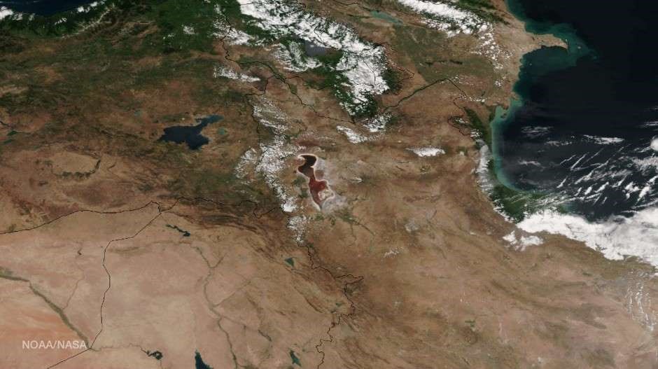 Urmijeské jezero na satelitním snímku