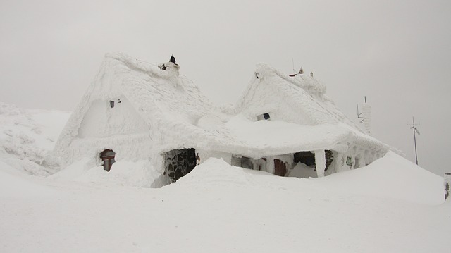 dům ve sněhu