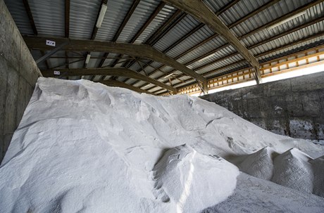 Zásoby soli na zimu jsou ve skladech