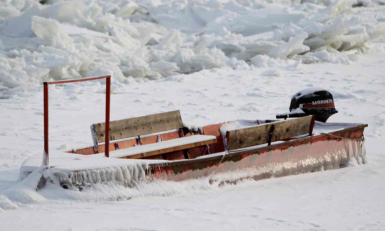 Zamrzlý rybářský člun u Bělehradu díky tuhým mrazům