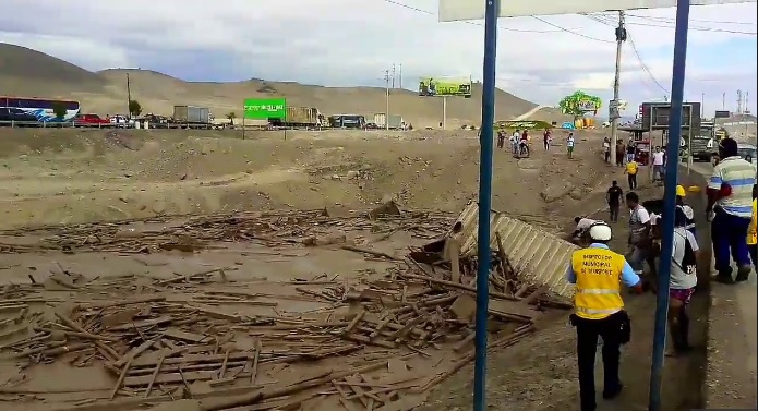 Pozůstatky povodně v Peru, splav bahna