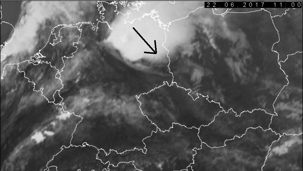Výskyt bouře nad severovýchodním Německem na satelním snímku, postupujíce k jihovýchodu