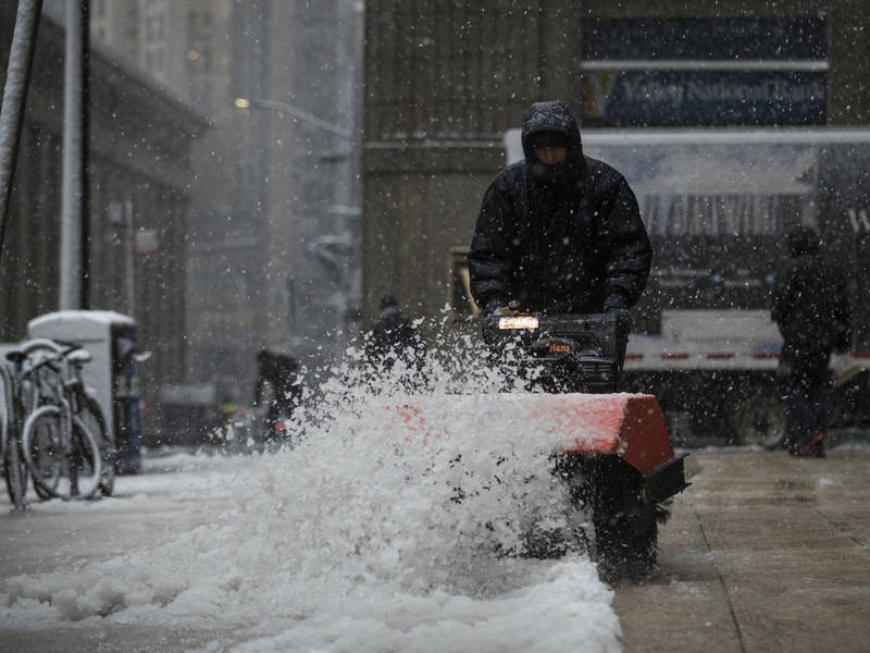 Zima v New Yorku, odklízení sněhu kartáčovou radlicí