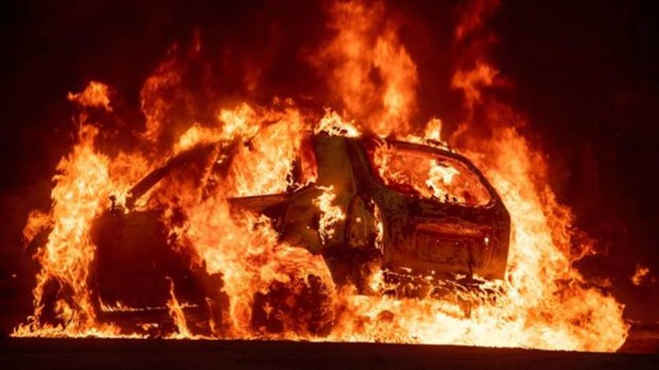 hořící auto