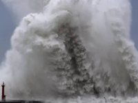 Vlny v Japonsku při řádění tajfunu