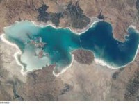 Na Středním východě se zbarvilo Urmijské jezero do krvavě červené