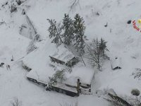 Lavina smetla horskou chatu v Itálii