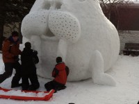 Tři bratři vytvářejí obří sněžné sochy, aby vydělali peníze na vyčištění vod po celém světě
