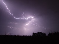 Přes naše území přechází studená fronta, vyloučit nelze ani bouřku