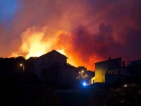 Požáry na jihu Evropy nemají konce, ve Francii evakuovali již 12 000 lidí