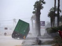 Hurikán Harvey přichází do Texasu, vyhlášen je stav přírodní katastrofy
