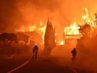 Kalifornie nadále bojuje s ničivými požáry