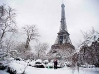 Sníh v Paříži uzavřel o víkendu Eiffelovu věž