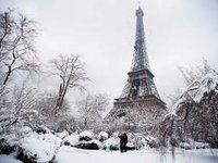Sníh v Paříži uzavřel o víkendu Eiffelovu věž