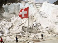 Obyvatelé Švýcarska zakrývají ledovce bílými plášti, které mají zamezit dalšímu tání