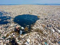 Tichomořský ostrov odpadků pokrývá milióny čtverečních kilometrů. Vědci s ním začínají bojovat