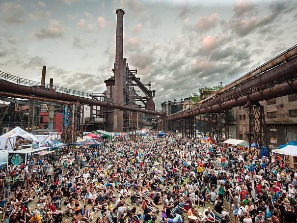 Při akci Colours of Ostrava je v oblasti Dolních Vítkovic hodně lidí