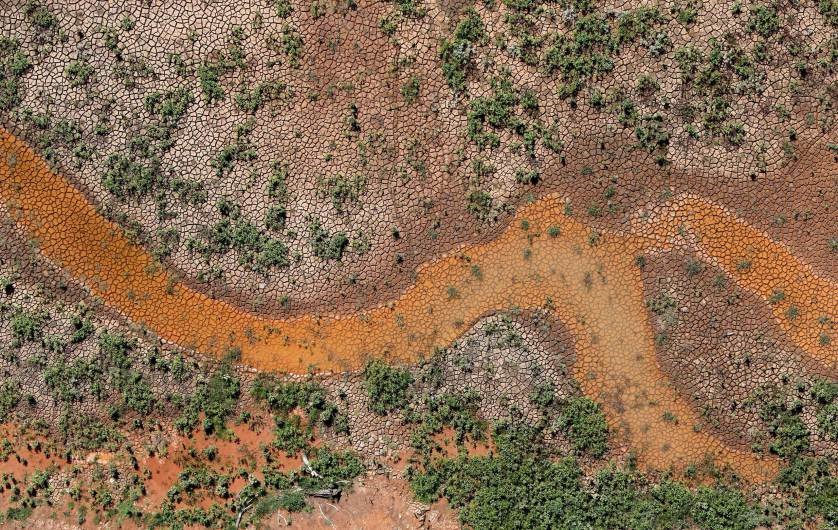 Letecký pohled na popraskanou půdu vlivem velkého sucha