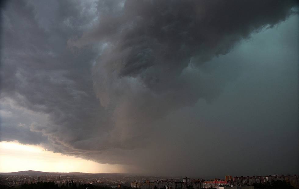 Shelf cloud nad Plzní, přinášející vydatné srážky
