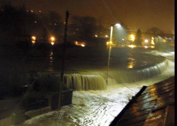 Rozlévající se řeka po vydatných deštích do městské zástavby