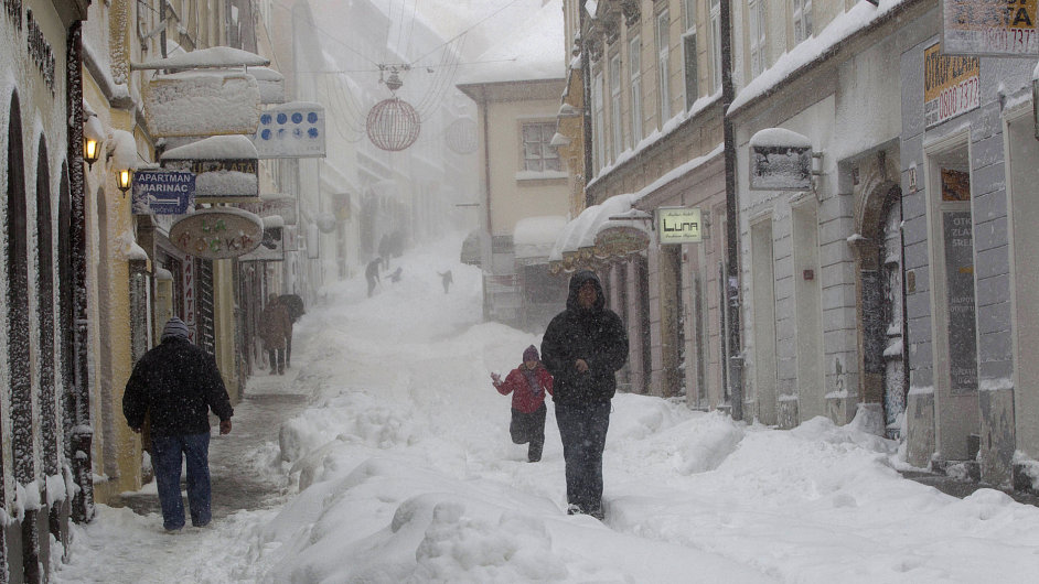 Sněhová vánice v Chorvatsku ve městě Záhřeb. 