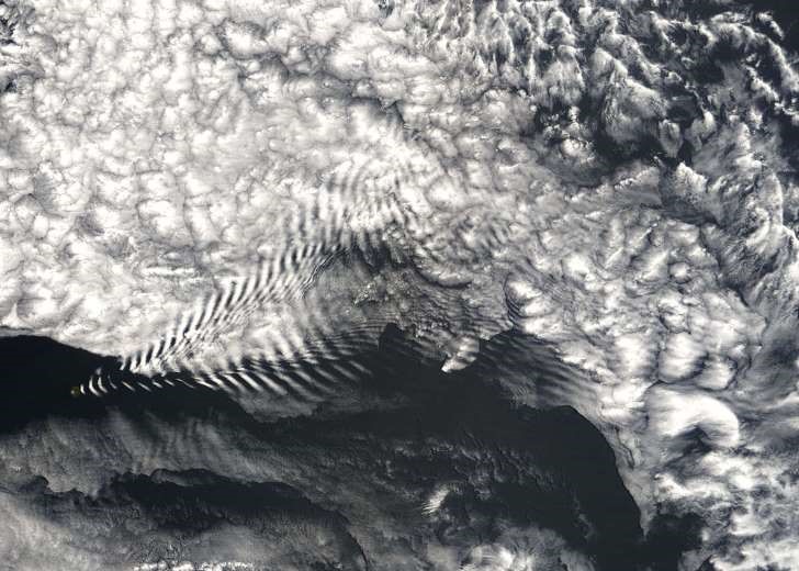 Satelitní snímek zvlněné oblačnosti