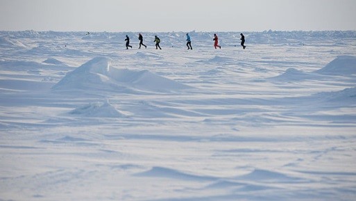Závody za polárním kruhem v zamrzlé krajině
