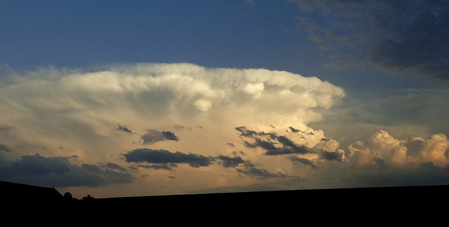 Oblak cumulonimbus capillatus na odpolední obloze