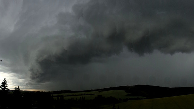 Temný shelf cloud nad krajinou působí hrůzostrašně