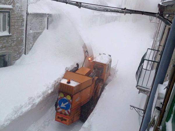 Přívaly sněhu v Itálii jsou náročné na jejich eliminaci, i technika má problémy