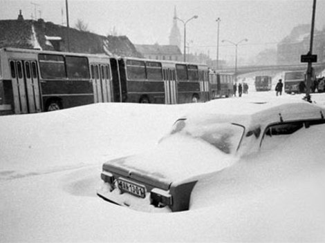 Historická fotka s velkým množstvím sněhu v centrum města