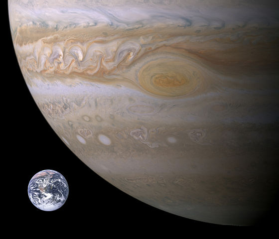 Srovnání planety Země s planetou Jupiter, která je několikanásobně větší