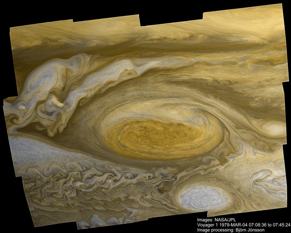 Detail rozsáhlé bouře na planetě Jupiter