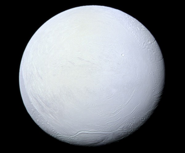 Povrch planetky Enceladus v sluneční soustavě