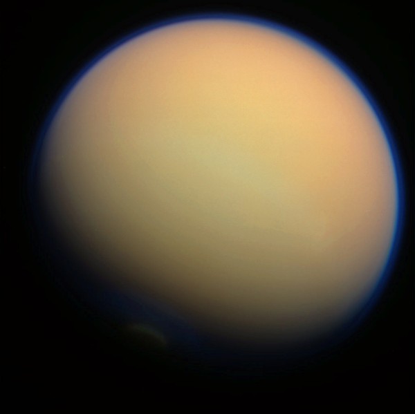 Snímek zachycující měsíc Titan