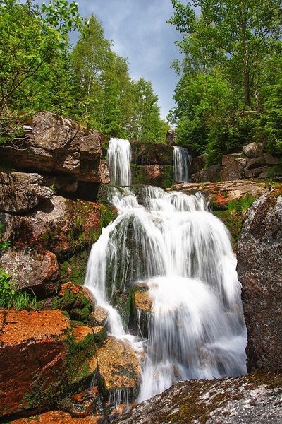 Vodopády na horské bystřině jsou výborným místem pro odpočinutí po náročné tůře