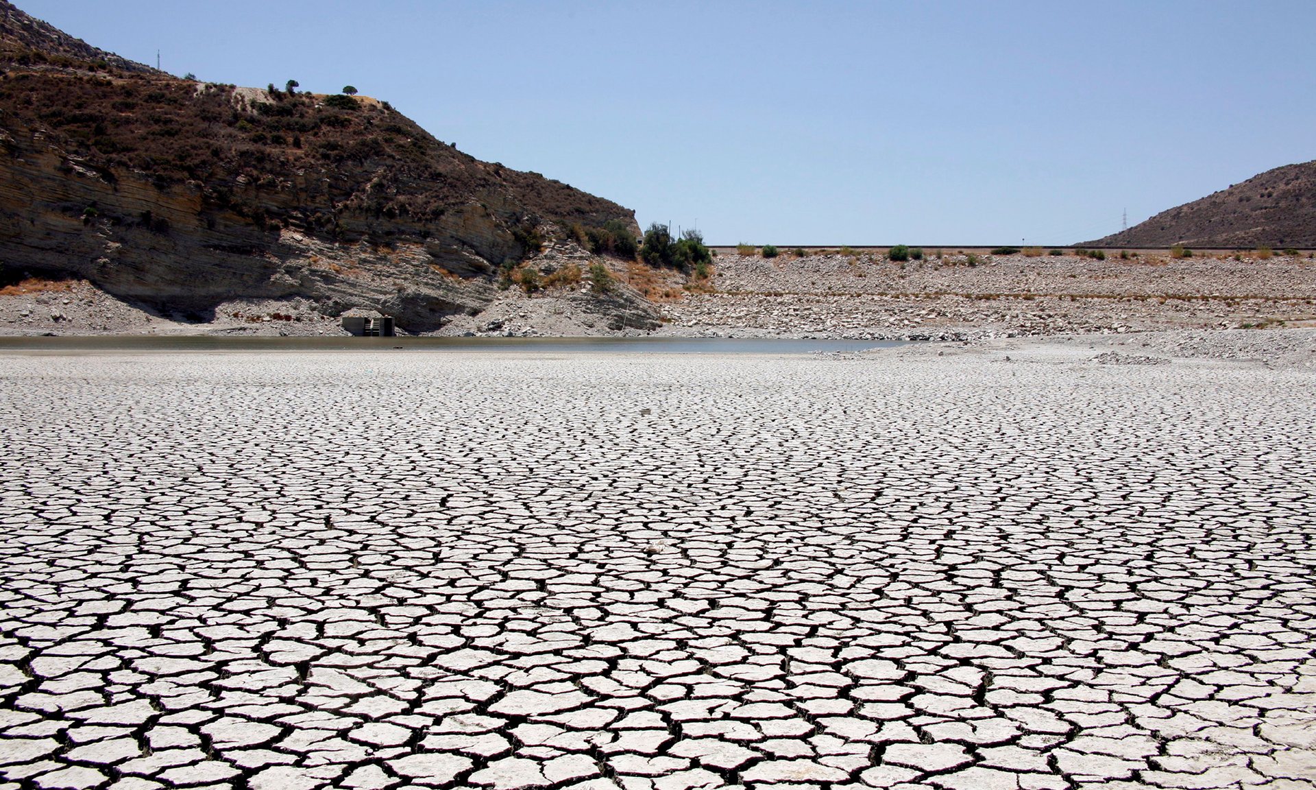 Obrovské sucho na Kypru a velmi popraskaná půda na kdysi dně rybníka