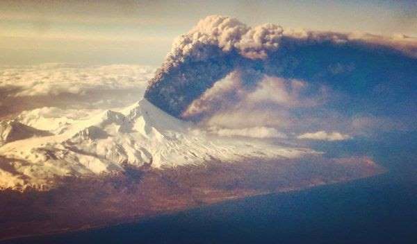 Letecký pohled na erupci sopky na Aljašce