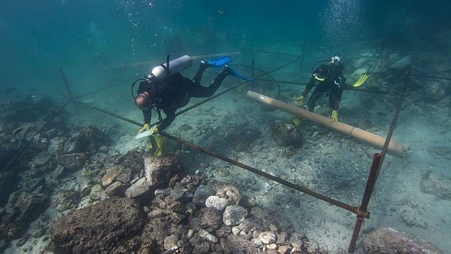 Potápěči při průzkumu mořského dna