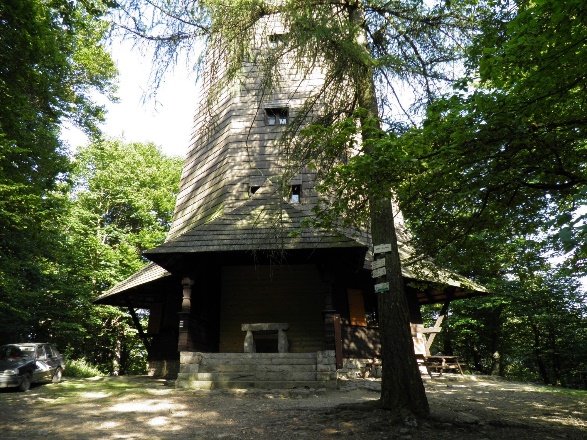 Dřevěná rozhledna na vrcholku kopce, ze které je krásný výhled do kraje