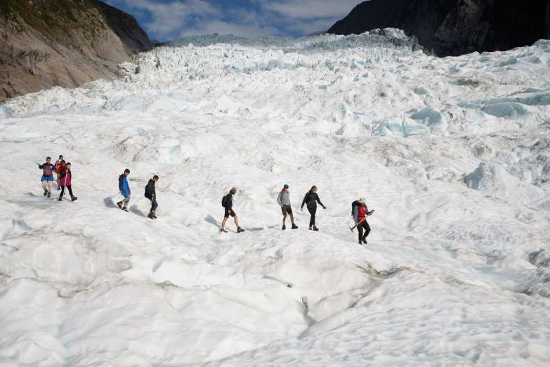 Ledovec Franz Josef a na nějm zástup turistů, i tento ledovec pomalu odtává