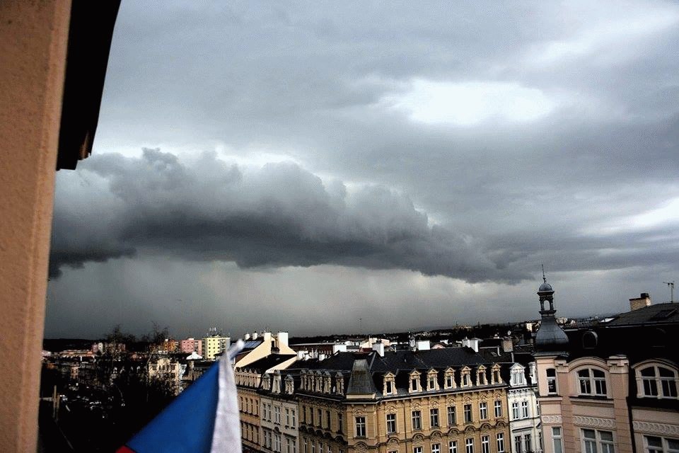 Velmi viditelný shelf cloud nad naším územím