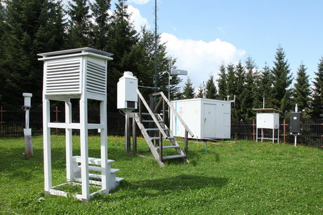 Klasická dřevěná meteorologická budka