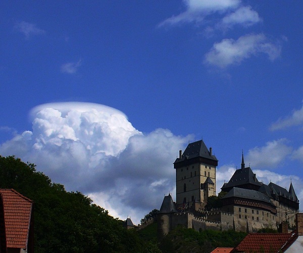 Výrazná oblačnost nad hradem Karlštejnem