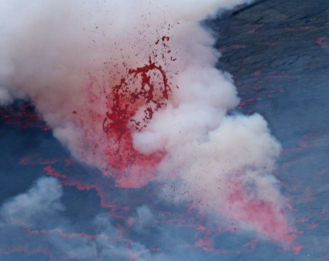 Erupce sopky a výbuch lávy do ohrmoné výšky